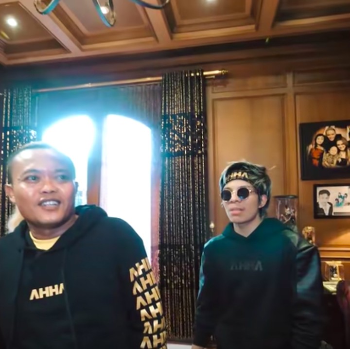 <p>Setelah melewati bagian depan, langsung masuk ke ruangan kerja Sule. Di ruangan bergaya Eropa klasik tersebut, masih tersimpan manis foto mantan istrinya lho. (Foto: YouTube @Atta Halilintar)</p>