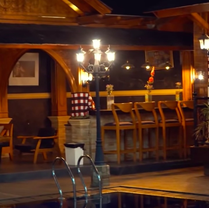 <p>Tepat di sampingnya, kursi dan meja panjang yang ditata menyerupai mini bar. (Foto: YouTube Rans Entertainment)</p>