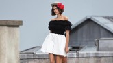 Mini dress, short, off shoulder, dan jaket yang khas Chanel masih jadi DNA dari rumah mode ini (Christophe ARCHAMBAULT / AFP)