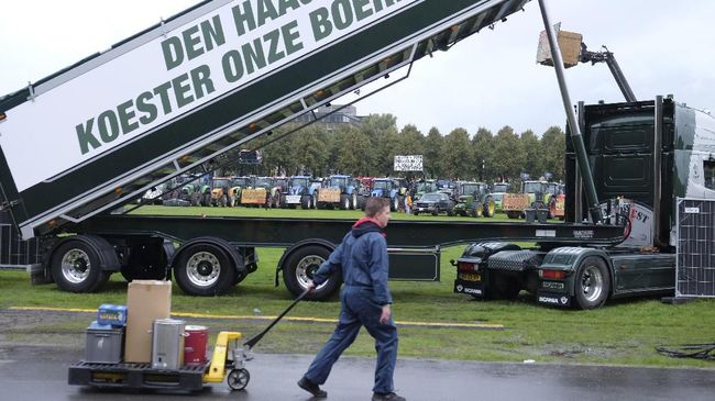 Petani Belanda Kembali Demo Tolak Riset Emisi Nitrogen Ribuan petani Belanda kembali berunjuk rasa menentang kebijakan iklim dan emisi nitrogen yang diterapkan pemerintah dengan membawa traktor.