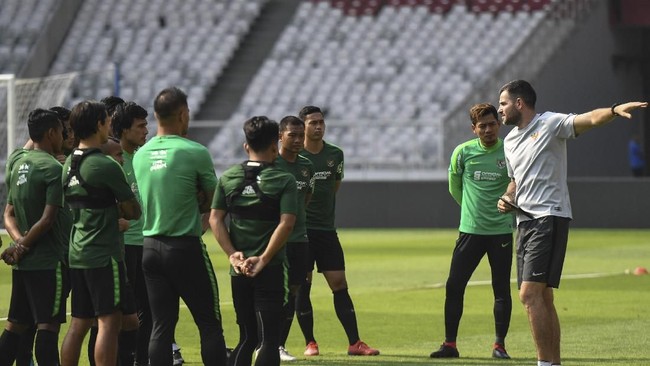 Pelatih Timnas Indonesia Simon McMenemy melakukan perubahan kecil dalam susunan pemain jelang menghadapi UEA dalam laga kualifikasi Piala Dunia 2022.