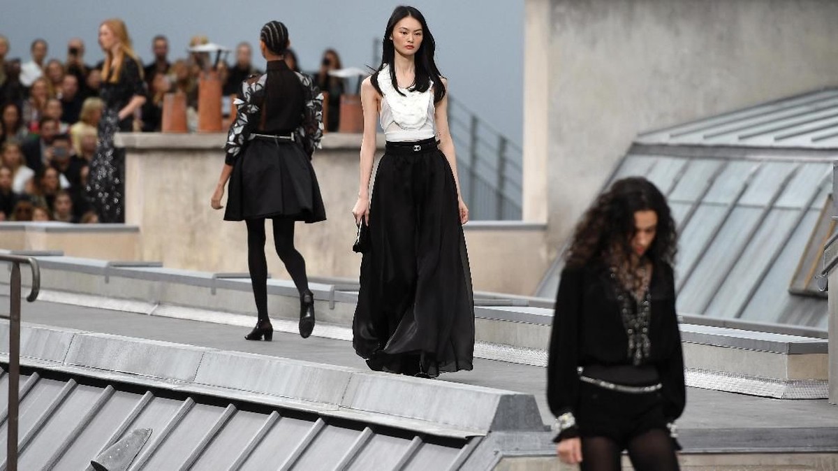 FOTO :  Model Elegan 'Atap Rumah' Chanel di Paris