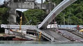 FOTO: Jembatan Ambruk di Taiwan Telan Korban WNI Sebuah jembatan di kawasan teluk Nanfangao, Taiwan roboh pada Selasa (1/10). Sejumlah warga Indonesia dilaporkan menjadi korban.
