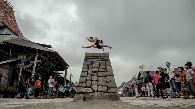 Tradisi Lompat Batu di Pulau Nias bermula sebagai syarat bagi pemuda desa untuk bisa ikut perang.