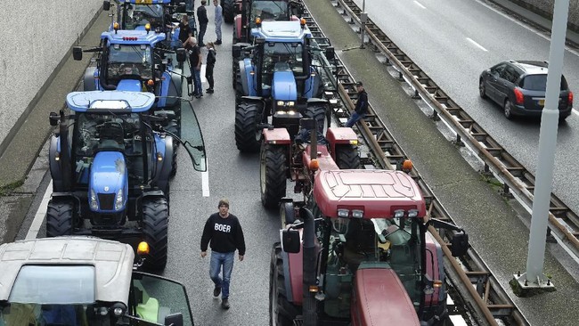 Ribuan petani dari seantero Belanda berdemonstrasi pada Selasa (1/10) kemarin. Mereka membawa traktor hingga membuat lalu lintas macet total.