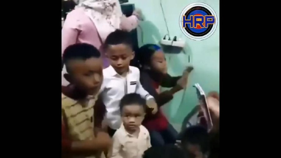 3. Lagu Entah Apa Yang Merasukimu Deretan lagu yang tak dikenal dan kemudian viral di media sosial.