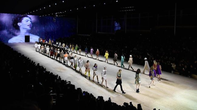 Meskipun terlihat seperti gado-gado ide dan inspirasi, Ghesquiere adalah ahli dalam menciptakan persatuan dari unsur-unsur yang berbeda di Louis Vuitton.
