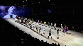 'Gado-gado' Ghesquiere untuk Louis Vuitton di Paris