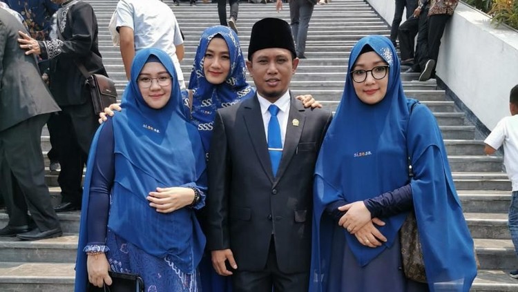 Sosok Lora Fadil menjadi perbincangan karena membawa ketiga istrinya saat pelantikan DPR. Berikut fakta Lora Fadil dan ketiga istrinya.