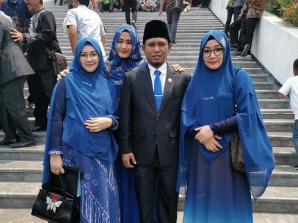 5 Fakta Lora Fadil yang Pamer 3 Istri di DPR, Ternyata Anak Kiai Terkenal