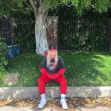 Makna 'Dance Monkey' Tones And I yang Kalahkan Lagu Whitney Houston