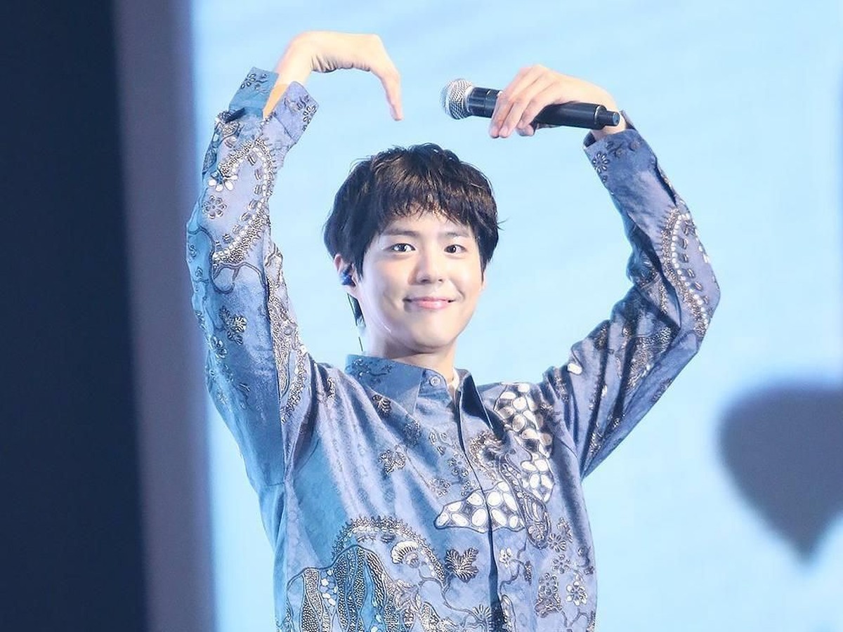 Memperingati hari batik nasional&comma; enam artis Korea ini pernah tampil keren dengan mengenakan batik&period;