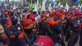 Massa Buruh Kepung Gedung Sate Bandung