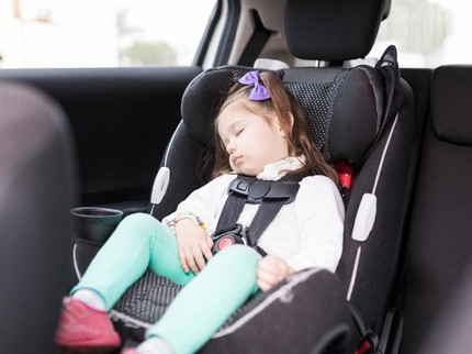 Dokter Tak Sarankan Pangku Anak di Mobil, Ini Manfaat Car Seat yang Perlu Diketahui