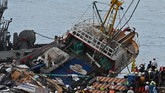 FOTO: Jembatan Ambruk di Taiwan Telan Korban WNI Sebuah jembatan di kawasan teluk Nanfangao, Taiwan roboh pada Selasa (1/10). Sejumlah warga Indonesia dilaporkan menjadi korban.