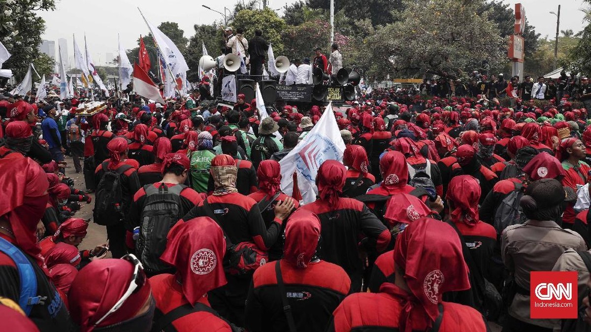 FOTO : Buruh Turun ke Jalan Tolak RUU Ketenagakerjaan