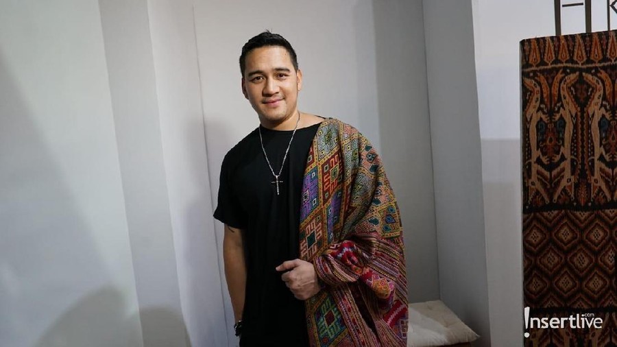 Sederet selebritis Indonesia dengan bangga menggunakan batik di Hari Batik Nasinal.