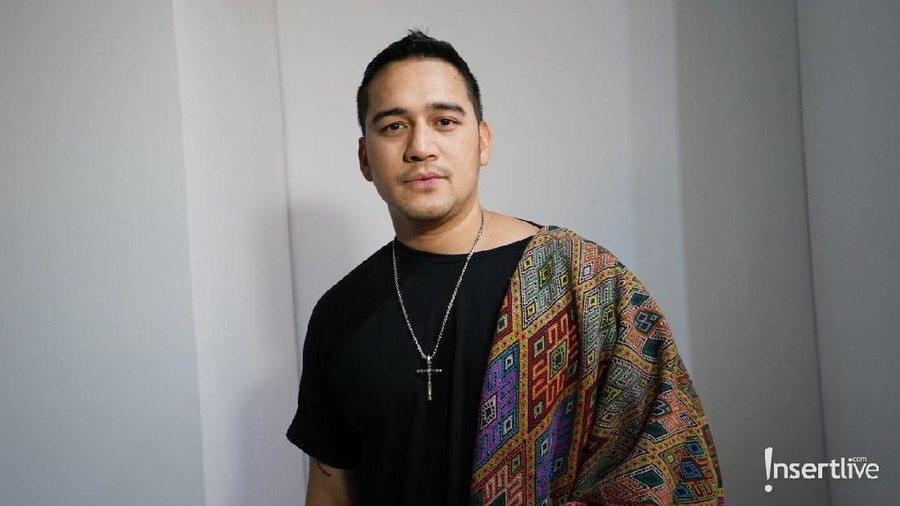 Sederet selebritis Indonesia dengan bangga menggunakan batik di Hari Batik Nasinal.