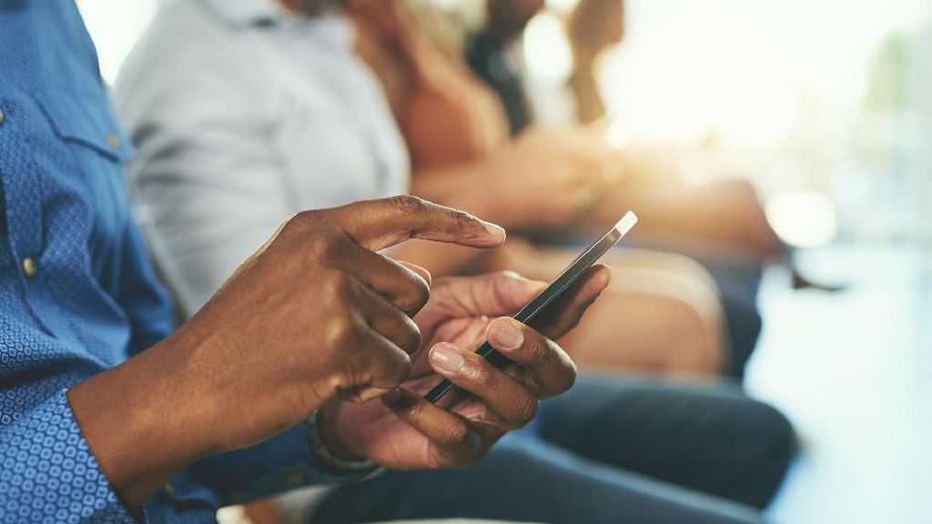 Kebanyakan Berita Bikin Overwhelmed, Ini Cara Mengatasinya