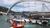 FOTO: Jembatan Ambruk di Taiwan Telan Korban WNI Sebuah jembatan di kawasan teluk Nanfangao, Taiwan roboh pada Selasa (1/10). Sejumlah warga Indonesia dilaporkan menjadi korban.