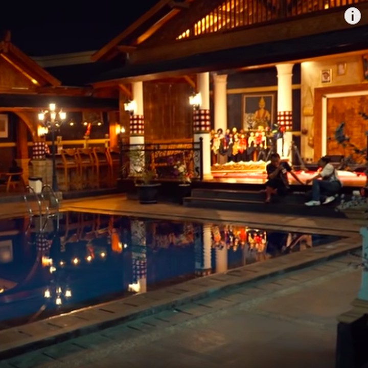 <p>Bangunan depan rumah ini terlihat makin mewah dengan saung-saung di tepi kolam. Biasanya digunakan Sule untuk menerima tamu. (Foto: YouTube Rans Entertainment)</p>