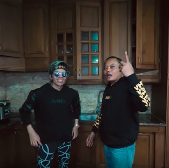 <p>Di bagian dapur juga terlihat elegan dengan furniture serba kayu berwarna coklat. Setuju kan, Bun, kalau rumah komedian itu memang mewah? (Foto: YouTube @Atta Halilintar)</p>