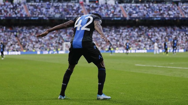 Striker Club Brugge Emmanuel Dennis menjadi sorotan di media sosial dengan meniru selebrasi Cristiano Ronaldo usai bobol gawang Madrid.