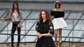 Hanya saja ada insiden yang terjadi di panggung Chanel. Ada seorang model penyusup yang 'mengganggu' jalannya acara. (Photo by Christophe ARCHAMBAULT / AFP)