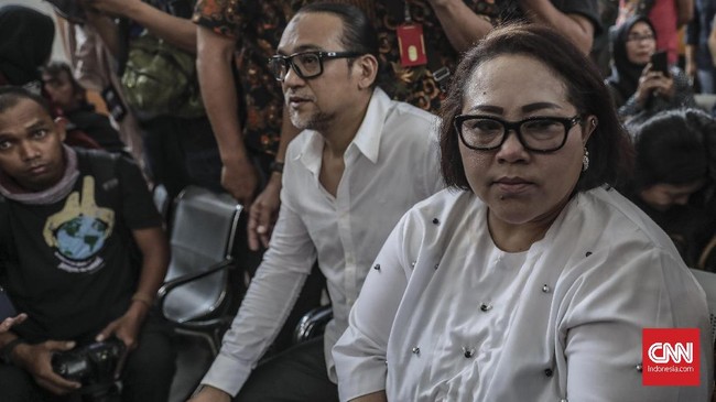 Jaksa, saat membacakan dakwaan, menyebut Nunung dan suaminya pernah menawarkan diri menjadi perantara dalam jual beli narkotika.