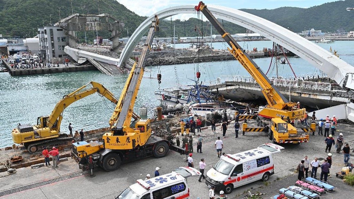 FOTO: Jembatan Ambruk di Taiwan Telan Korban WNI