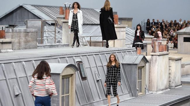 Panggung show Chanel didatangi penyusup yang menyela model di catwalk. Dia pun 'diusir' oleh Gigi Hadid.