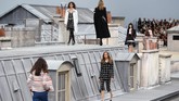 Berlatar atap rumah kaca di kota Paris, dekorasi show Chanel memang jadi pertunjukkan yang ditunggu-tunggu. (Christophe ARCHAMBAULT / AFP)