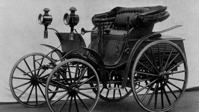 Mobil pertama yang dipercaya berada di Indonesia adalah Victoria Phaeton milik Sultan Soerakarta (sekarang Solo) Pakoe Boewono X.