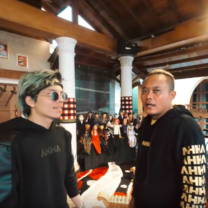<p>Bergeser ke arah samping, ada pendopo yang diberi nama Saung Kisut. Di sana, Sule meletakkan wayang golek koleksinya. (Foto: YouTube @Atta Halilintar)</p>
