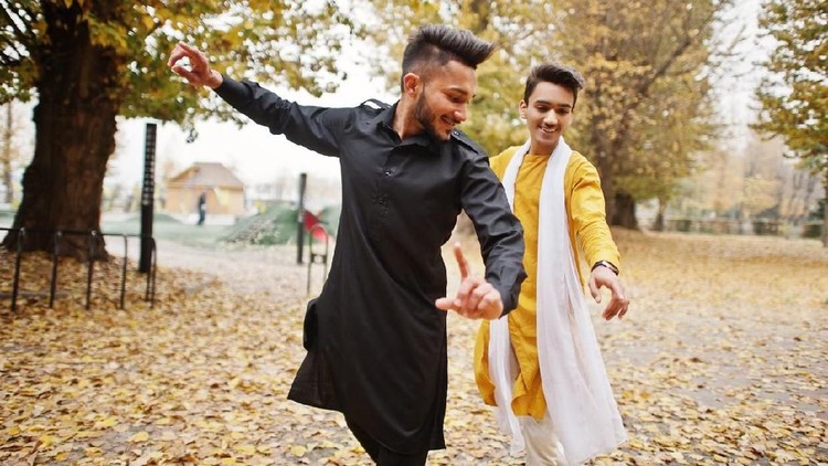 Bintang Bollywood atau penari dan penyanyi India terkenal luwes menggoyangkan badannya. Tapi kali ini, ada tour guide yang totalitas banget berjoget.