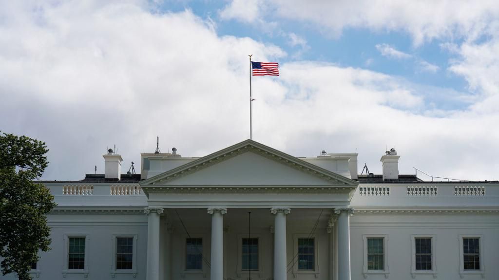 White House AS Tutup usai Ditabrak Mobil Van