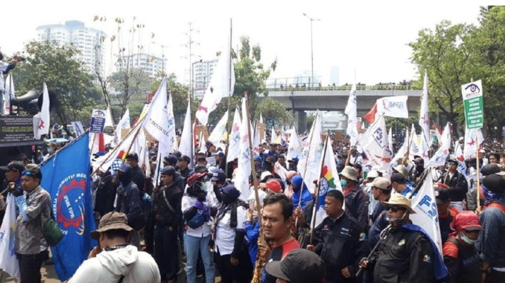 Massa Buruh Demo 2 Oktober Mulai Mengepung DPR RI 