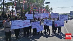 Buruh Jatim Demo, Polwan Bawa Poster 'Selamat Datang'