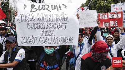 img-title FOTO : Buruh Turun ke Jalan Tolak RUU Ketenagakerjaan