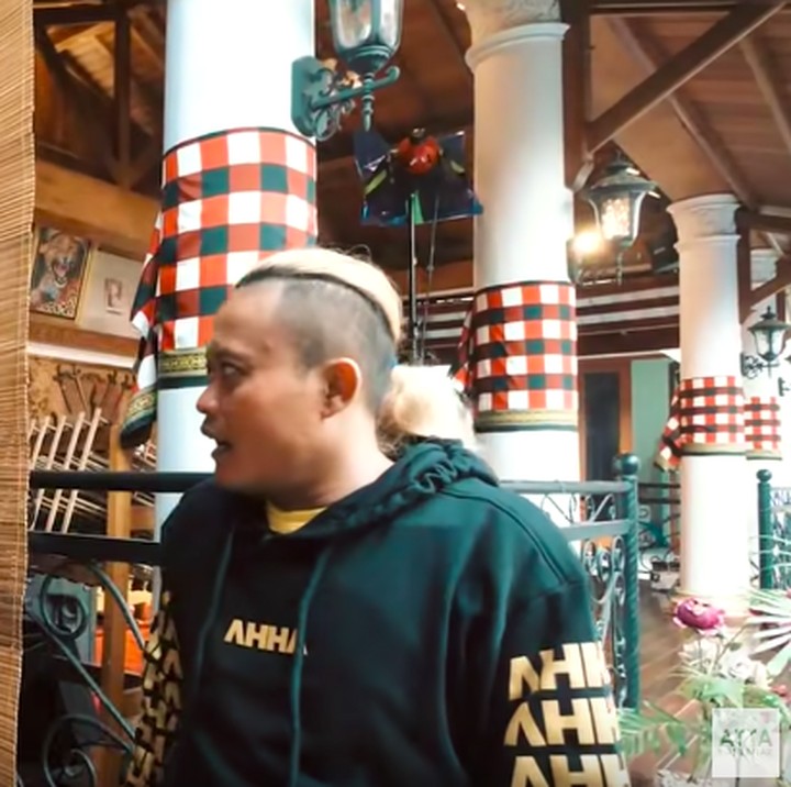 <p>Bagian depan rumah terlihat makin unik dengan hiasan kain khas Bali, bermotif kotak-kotak. (Foto: YouTube @Atta Halilintar)  </p>