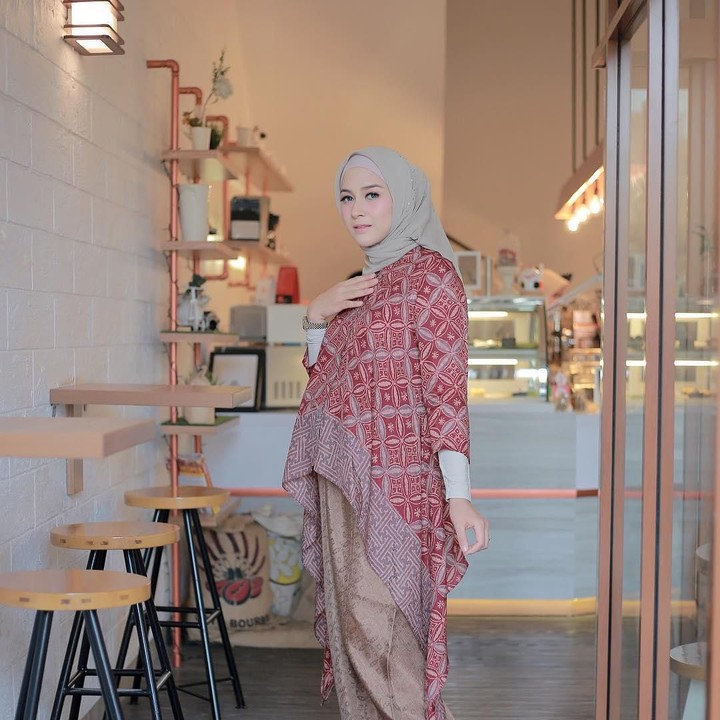 <p>Si cantik Nina Zatulini juga terlihat elegan dalam balutan batik. Ia melengkapi tampilannya dengan sepatu <em>high heels.</em> (Foto: Instagram @ninazatulini22)</p>