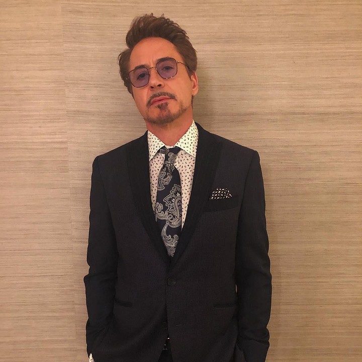 <p>Bunda penggemar film <em>Avengers</em> pasti sudah akrab dengan aktor yang satu ini. Robert Downey Jr., sang pemeran Iron Man. Seiring bertambahnya usia, popularitas ayah dari tiga anak ini justru semakin meroket. Saat ini Downey sudah berusia 54 tahun lho. (Foto: Instagram @robertdowneyjr)</p>