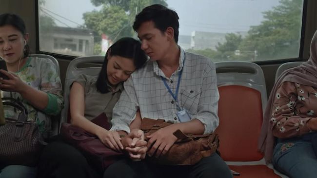 Adipati Dolken berperan menjadi seorang pria yang berusaha membuat senang ibunya dengan 'menyewa' pacar dalam film 'Love for Sale 2'.