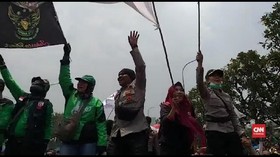 VIDEO: Saat Polisi Ikut Bernyanyi Bersama Massa Buruh