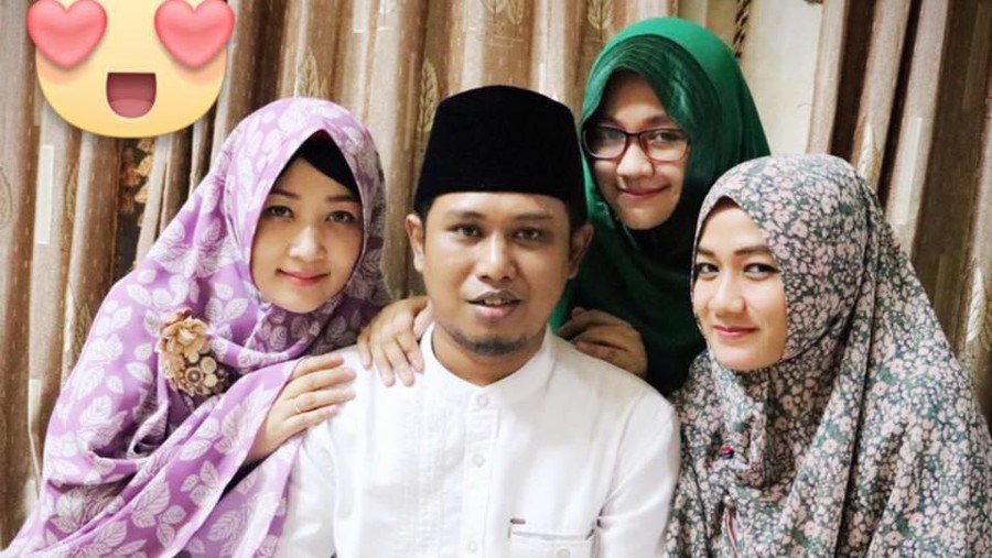 Lora Fadil tampak sangat kompak dan mesra melakukan sinkronisasi bibir atau lip sync lagu Madu Tiga ditemani ketiga istrinya.