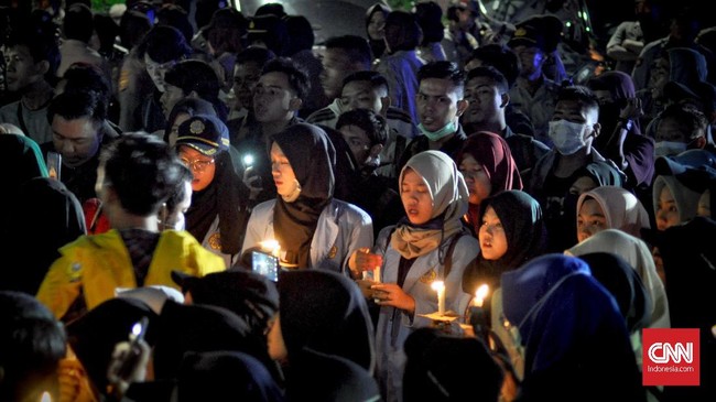 Aliansi Sumsel Melawan menggelar aksi menyalakan lilin di Palembang, Selasa (1/10) malam, sebagai wujud solidaritas atas kematian dua mahasiswa di Kendari.