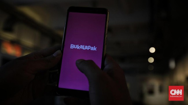 Warga menggunakan aplikasi Bukalapak. Jakarta, 2 Oktober 2019.