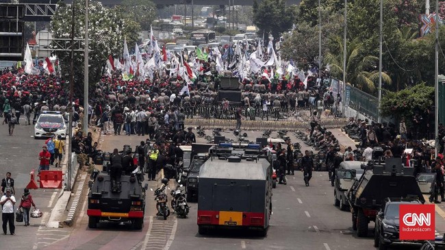 FOTO : Buruh Turun ke Jalan Tolak RUU Ketenagakerjaan