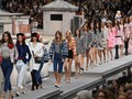 FOTO : Model Elegan 'Atap Rumah' Chanel di Paris