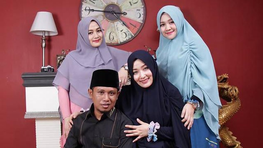 Punya 3 Istri, Lora Fadil: Saya Nikah Tak Sembunyi, Open Management Lora Fadil menjelaskan bahwa dia menikahi ketiga istrinya secara sah di mata hukum.